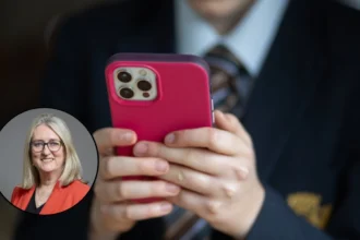 UK Government Bans Smartphones in English Schools 2026